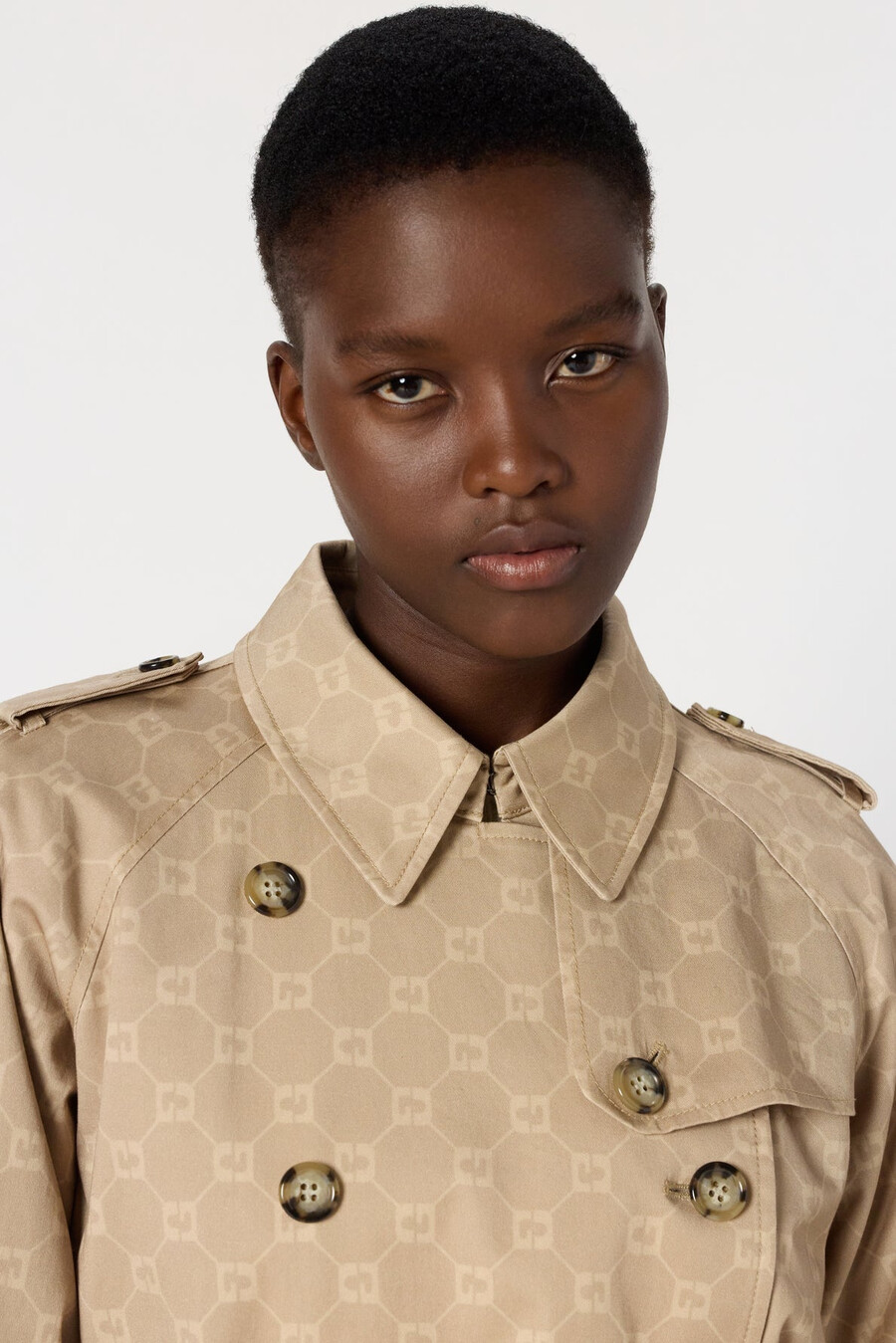 gabardina larga con monograma - serge