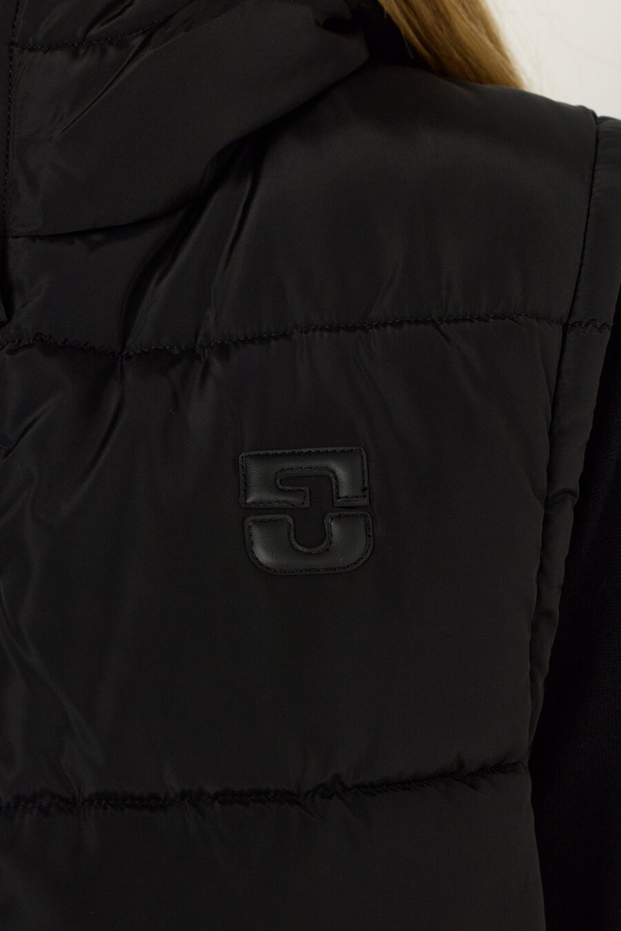 chaqueta de plumas sin mangas con capucha - maura