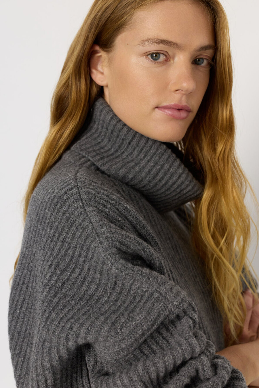 suéter de cuello alto de lana acanalada