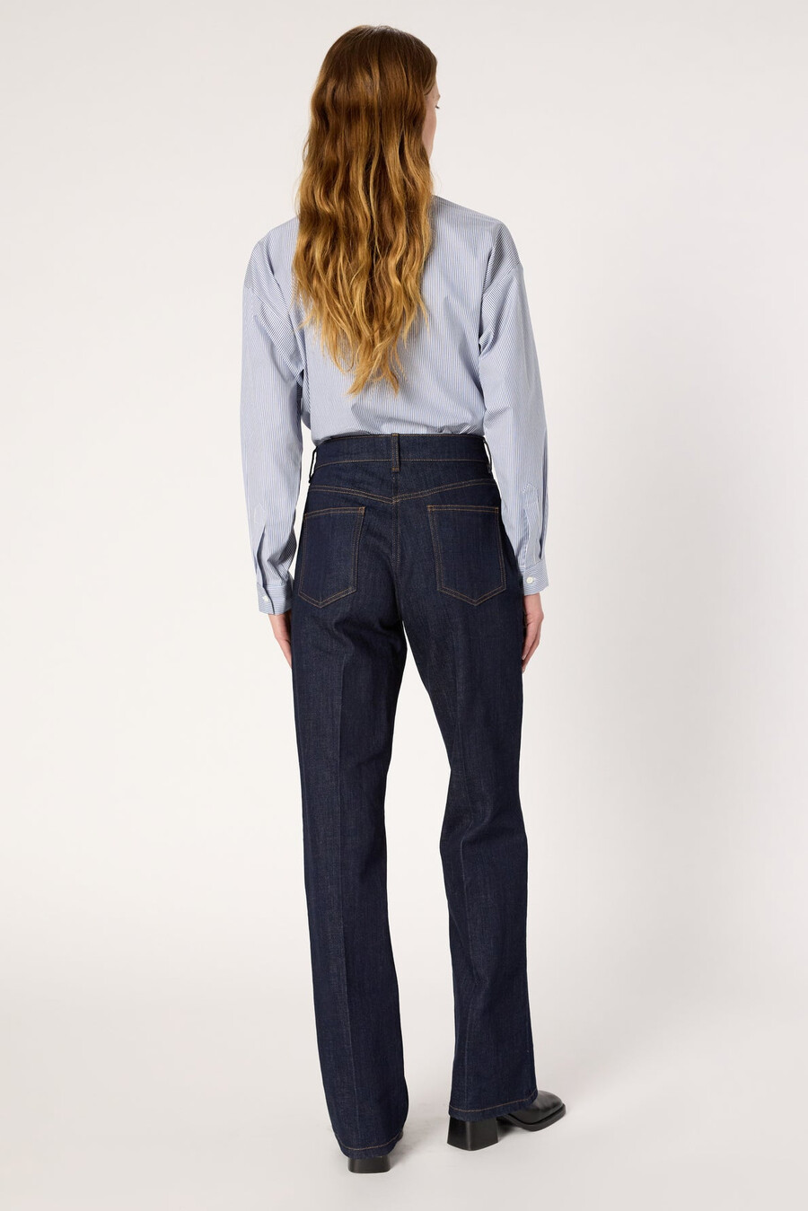 vaqueros rectos de denim crudo con botones dorados - clema