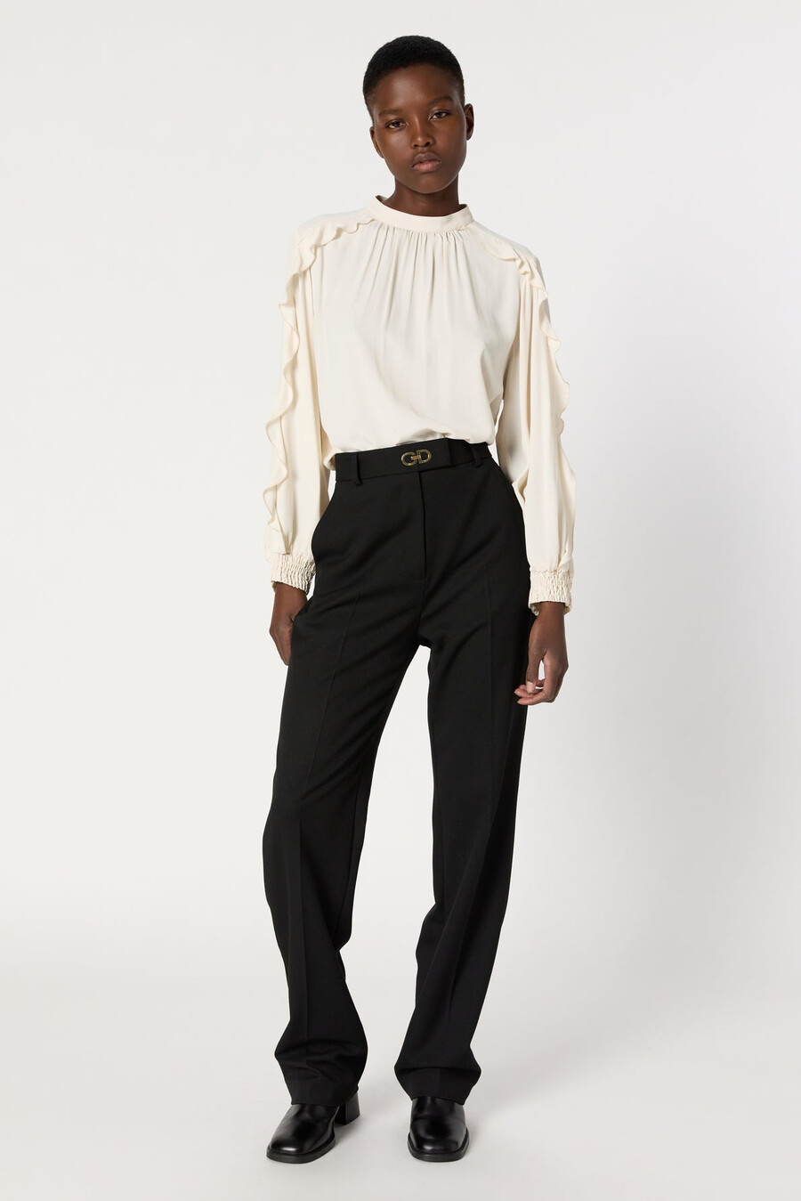 pantalones rectos con monograma dorado - caroline