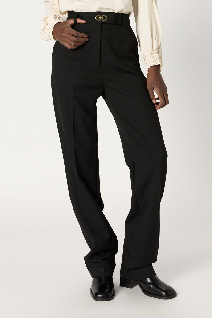 pantalones rectos con monograma dorado - caroline