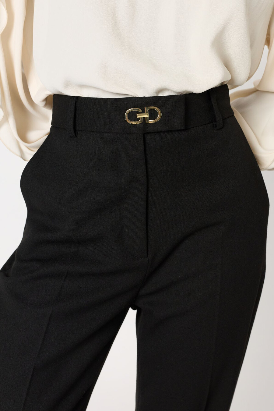 pantalones rectos con monograma dorado - caroline