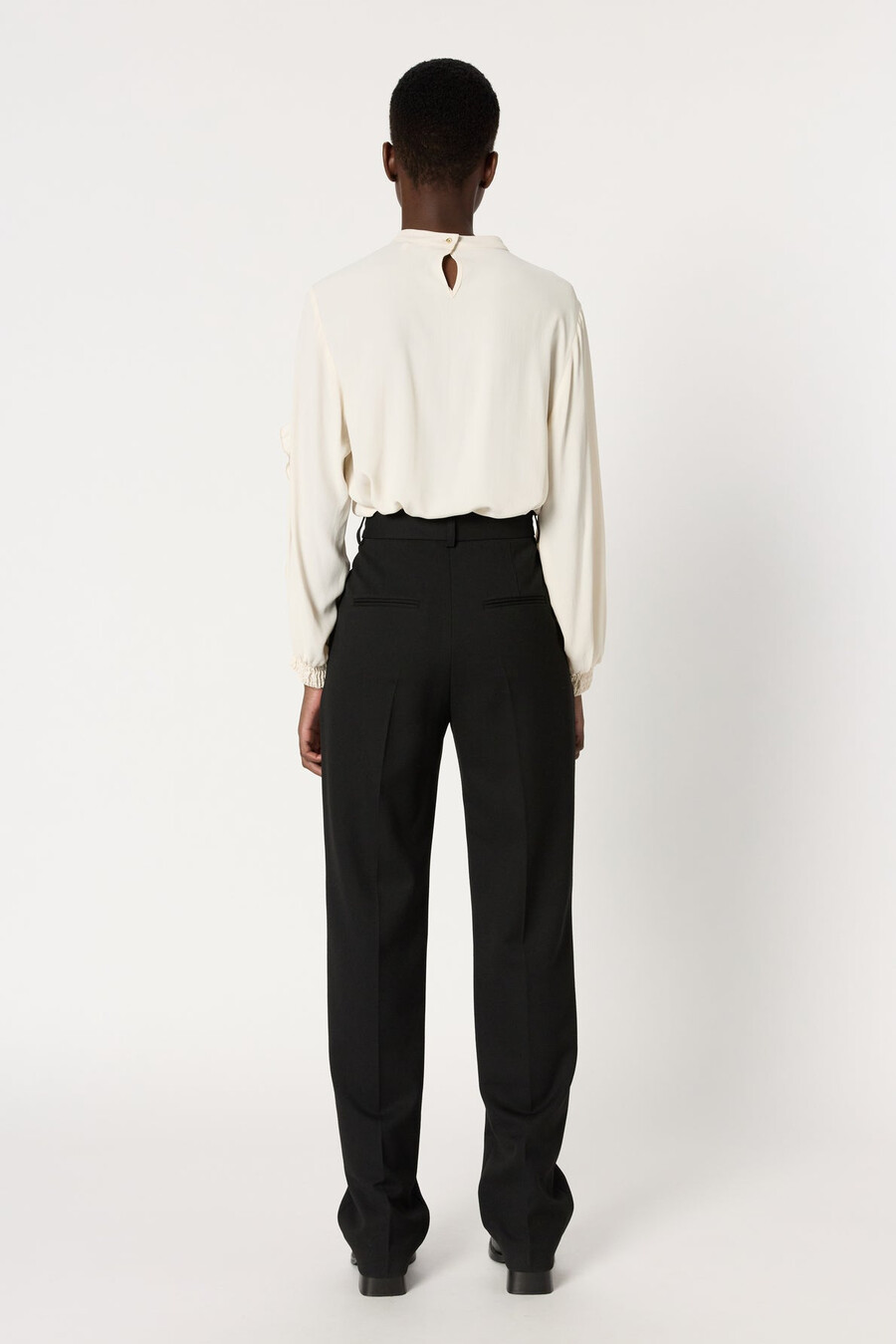 pantalones rectos con monograma dorado - caroline