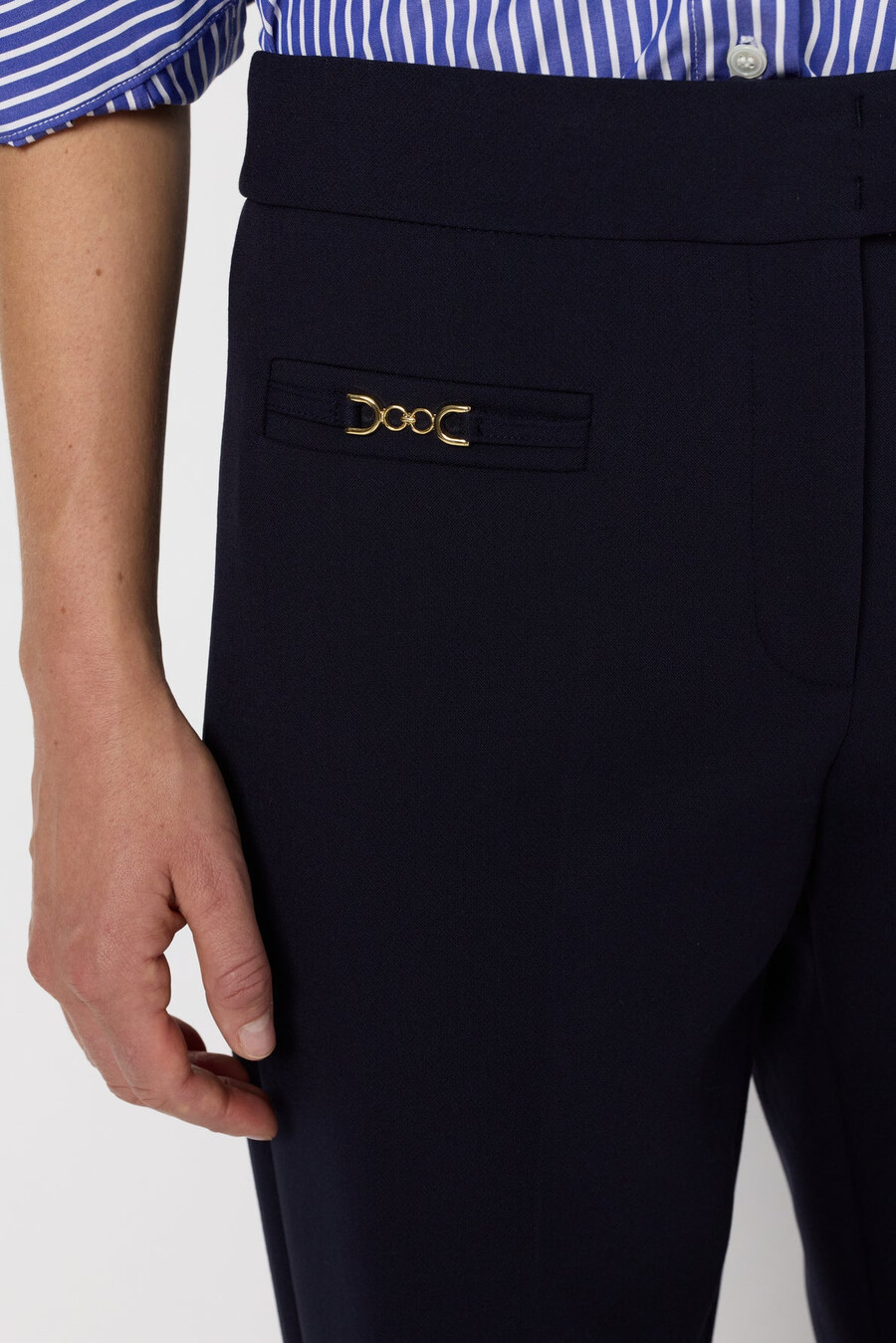 pantalón recto con detalle de caballo en tono dorado - callie