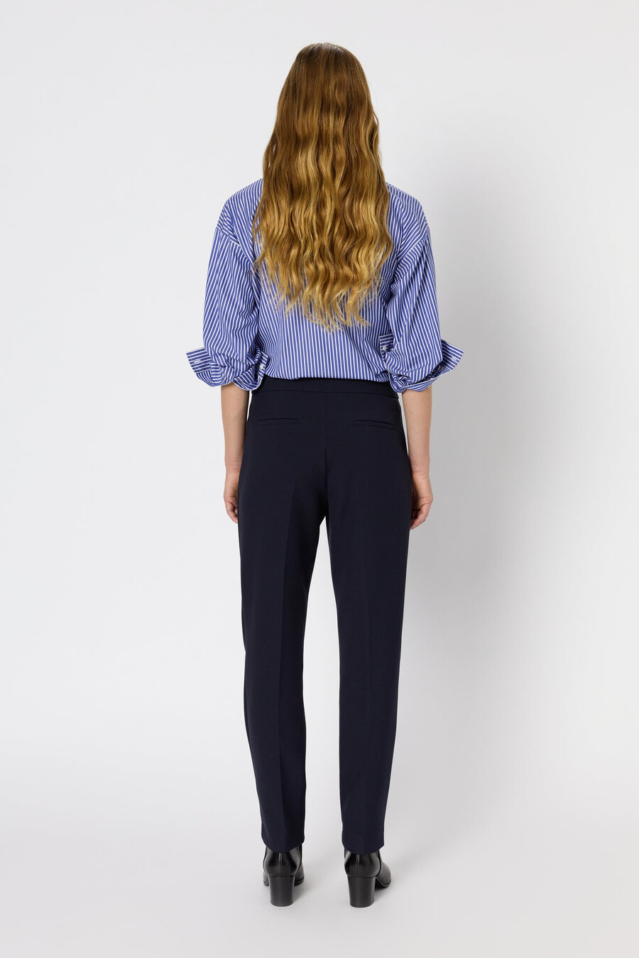 pantalón recto con detalle de caballo en tono dorado - callie