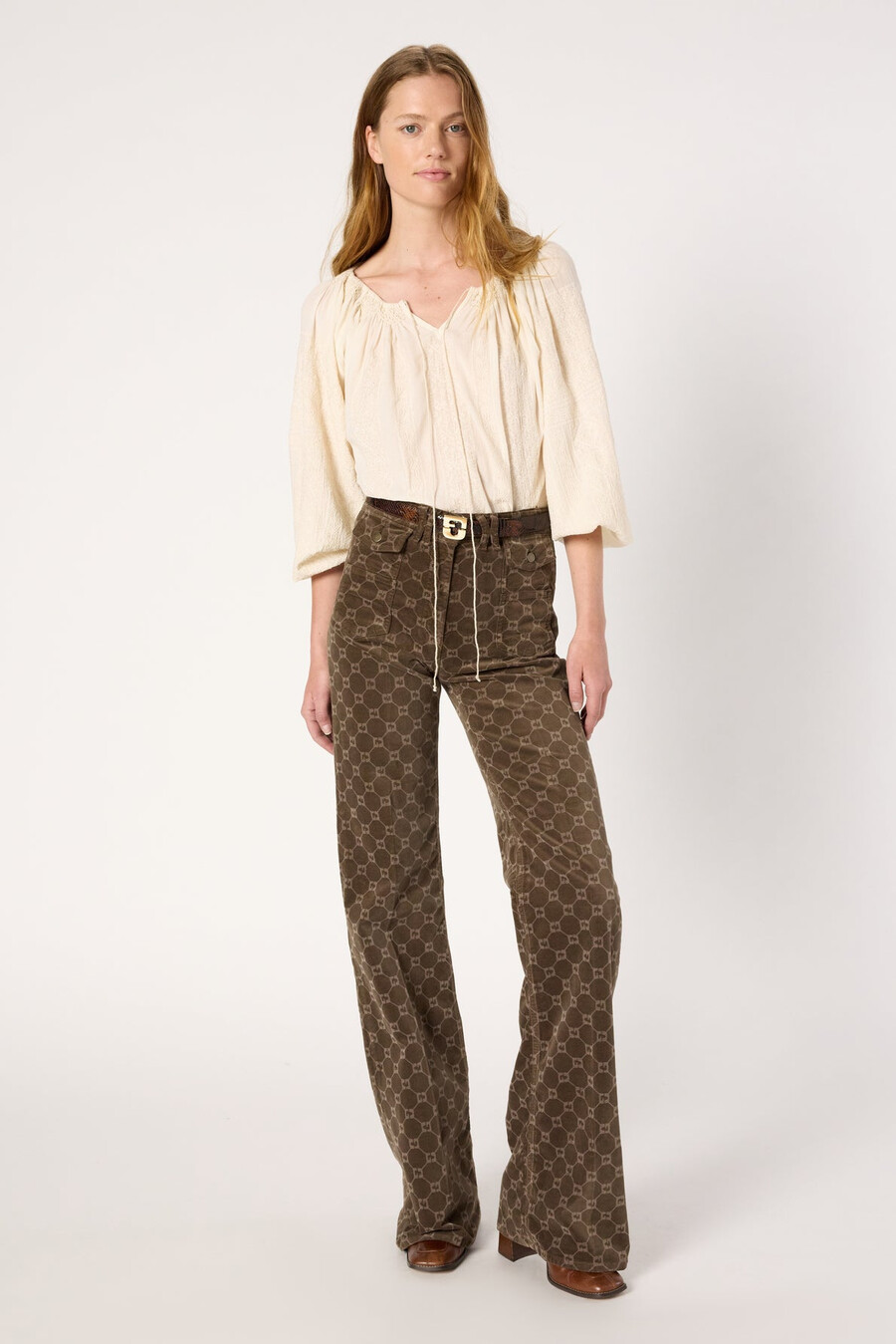 blusa bordada con escote amplio - aglae