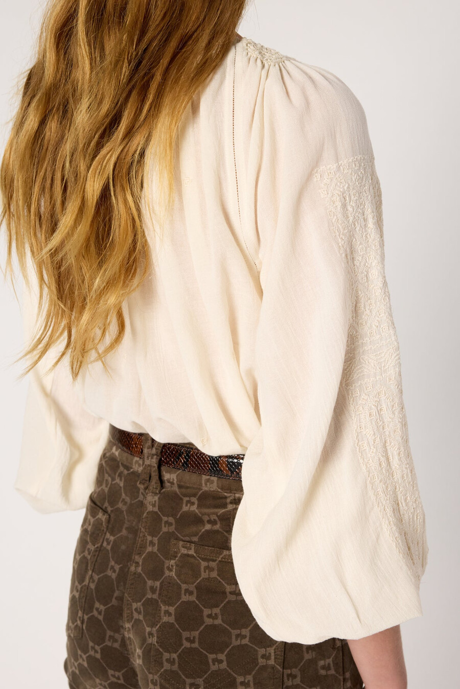 blusa bordada con escote amplio - aglae