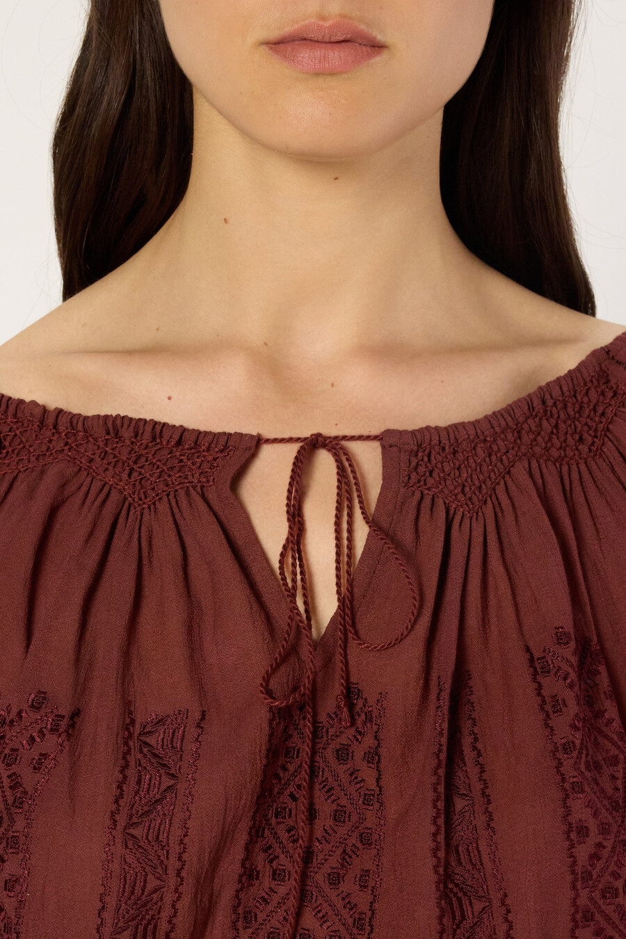 blusa bordada con escote amplio - aglae